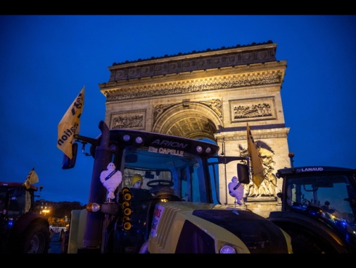 La protesta contro il Mercosur invade Parigi, trattori alla Tour Eiffel