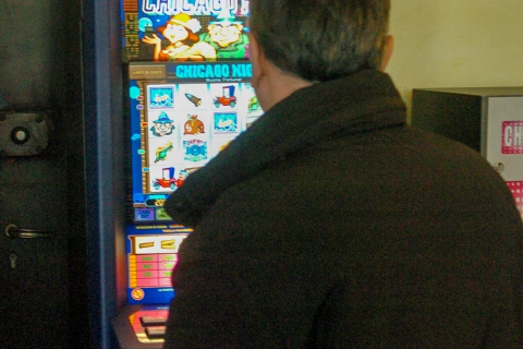 Perde al videopoker e chiede aiuto ai carabinieri