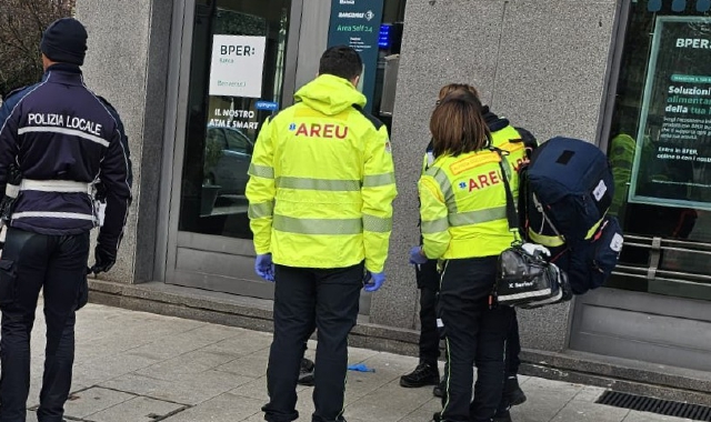 I soccorsi davanti alla filiale di via XXV Aprile