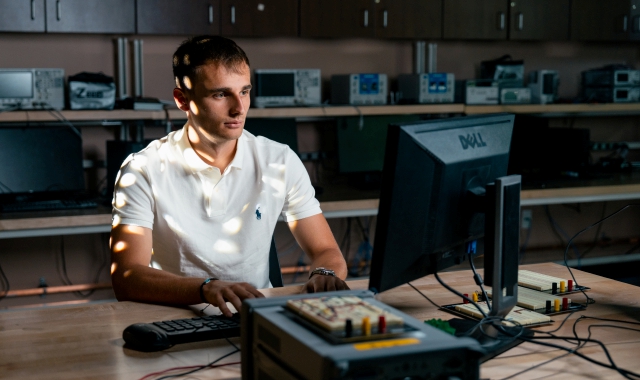 Emanuele Bossi di Gallarate è il primo italiano a vincere il riconoscimento per gli under30 “campioni di aeronautica” nel mondo