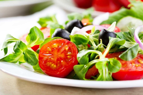 La pastiglia nell’insalata e il malore: lavoratore soccorso alla mensa