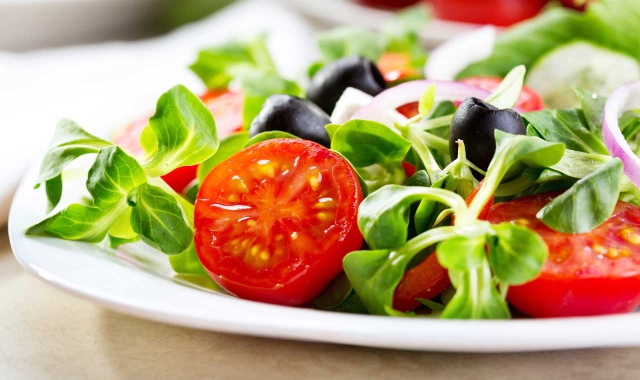 La pastiglia nell’insalata e il malore: lavoratore soccorso alla mensa