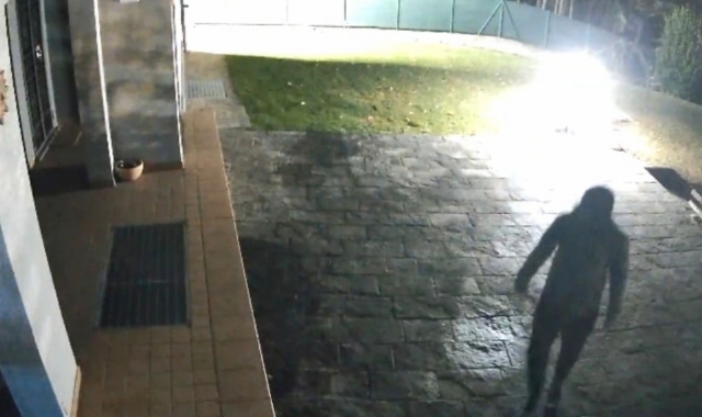 Sono cresciuti i gruppi di Controllo del Vicinato ad Avigno e Velate. Sotto, uno dei primi incontri tra la popolazione e la Polizia locale, ad Avigno, con il comandante della Locale di Varese Claudio Vegetti