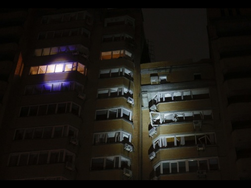 Kiev, 'la capitale senza luce e acqua, 20 palazzi colpiti'