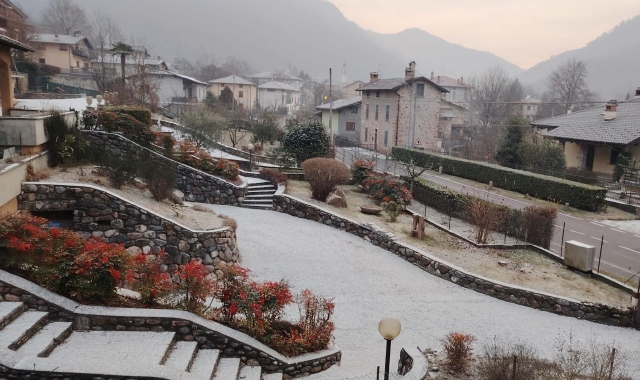 Spruzzata di neve portata dal vento sull’Alto Varesotto