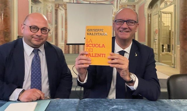 Il segretario della Lega, Marco Bordonaro, col ministro Giuseppe Valditara a Varese col precedente libro