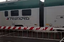 Treni bloccati: danneggiato il passaggio a livello