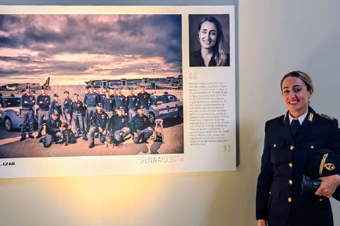 Malpensa, una mamma in divisa sul calendario della Polizia