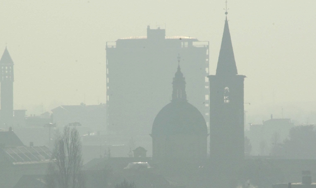 L’inquinamento da polveri sottili, responsabile di problemi respiratori soprattutto nel fasce fragili della popolazione, è a livello preoccupanti in città 