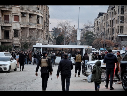 Siria, i combattenti curdi accettano di evacuare Aleppo