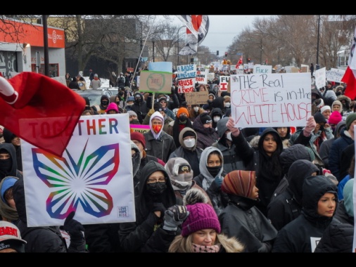 Dilaga la protesta dopo l'uccisione di Renee Good a Minneapolis, migliaia in piazza