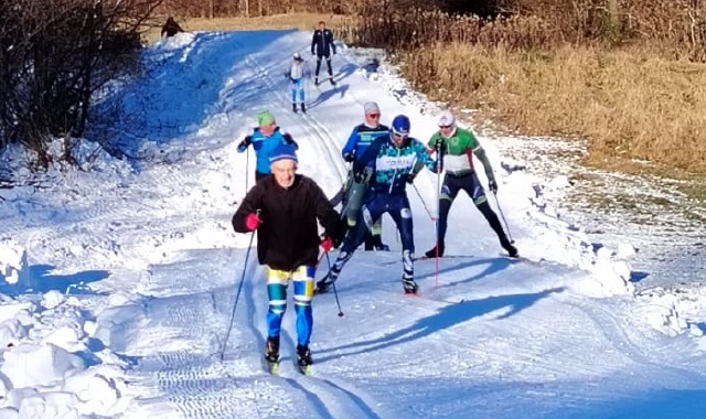 La neve artificiale per sciare a Cunardo è stata preparata negli scorsi giorni dai volontari dello Sci Club