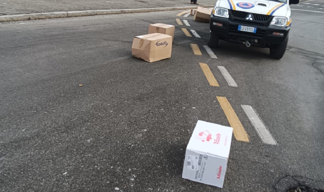 La scia dei pacchi seminatadal conducentedel furgone che stava operando consegne in città e nelle zone limitrofe e che non s’è accorto che parte del carico era finita per la strada