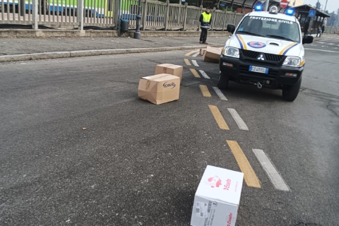 Decine di pacchi in mezzo alla strada: corriere distratto a Tradate