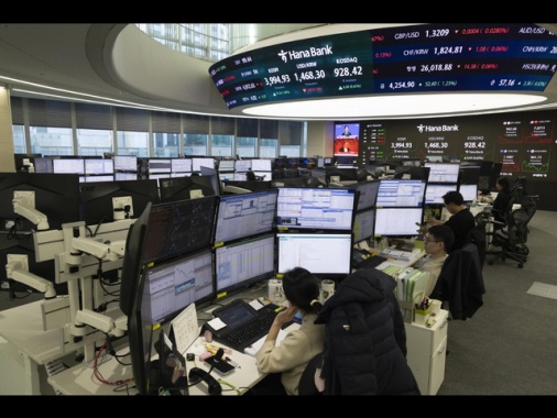 Borsa: l'Asia chiude in rialzo tra indagine sulla Fed e tensioni in Iran