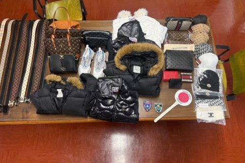 Merce contraffatta a ridosso del mercato. Due denunciati