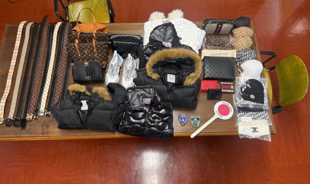 La merce sequestrata dalla Polizia locale