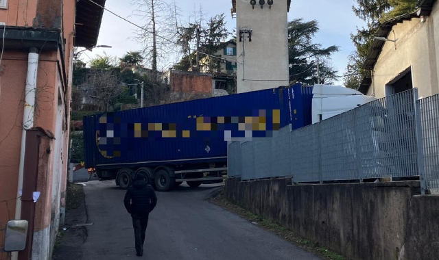 Varese, camion incastrato in via Valstagna