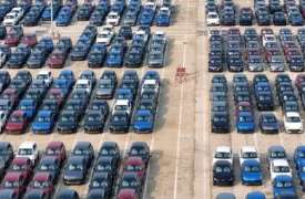 Il crollo delle auto in Svizzera: minimo storico