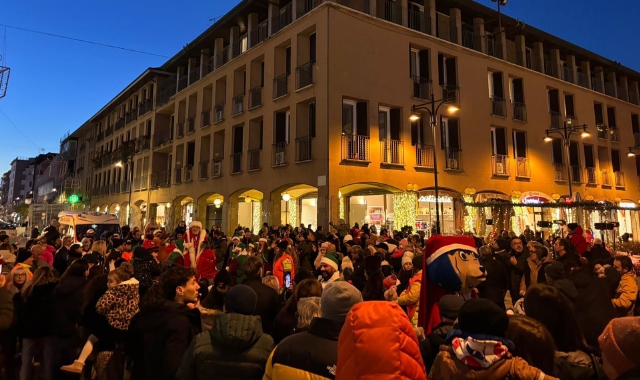 Folla nel centro di Busto nel periodo natalizio