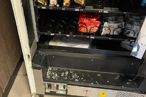 Varese, distributore scassinato: fratelli a processo