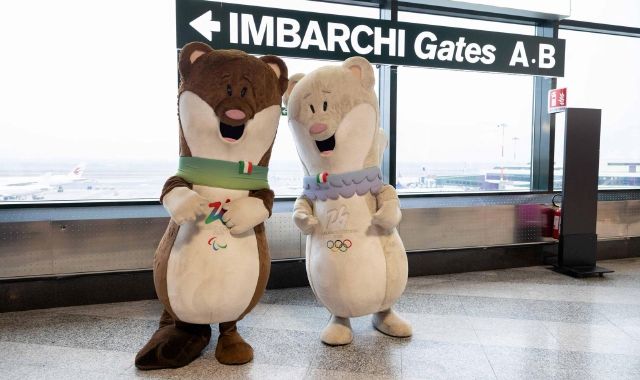 Le mascotte di Milano-Cortina 2026, Tina e Milo, all’aeroporto di Malpensa