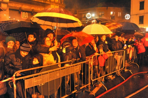 Varese, falò con l’ombrello