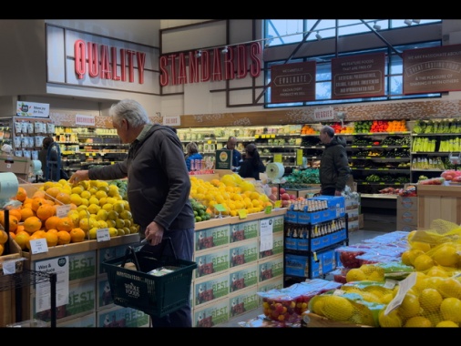 Le vendite al dettaglio negli Usa salgono dello 0,6%, sopra le attese