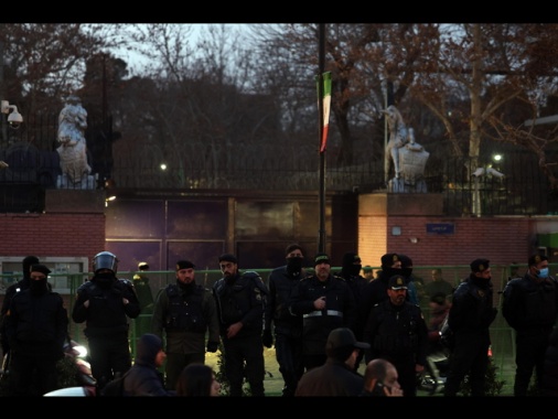 Il Regno Unito chiude temporaneamente l'ambasciata a Teheran