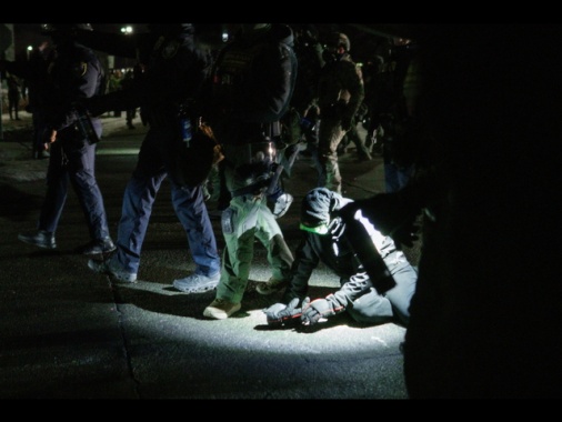 Ancora tensioni a Minneapolis, agente spara e ferisce un immigrato