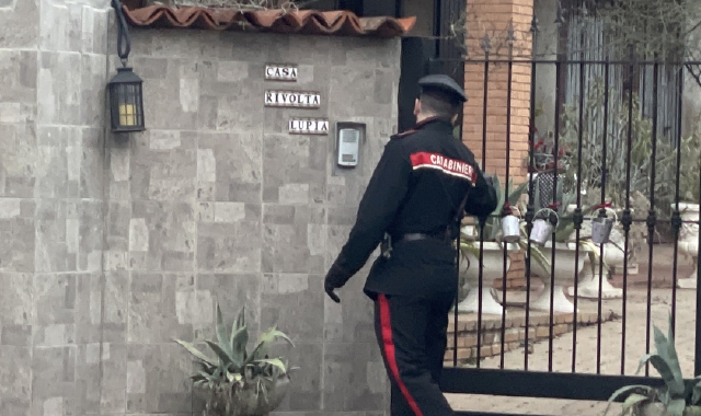 I carabinieri davanti alla villetta di Lonate Pozzolo (foto Domenico Ghiotto)