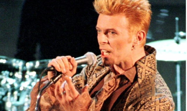 Il libro è organizzato in capitoli che riflettono la natura duale dell’artista 