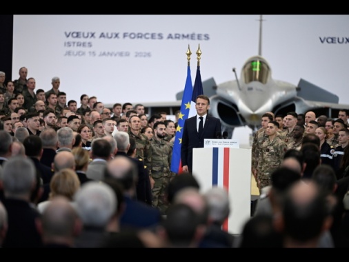 Macron, 'siamo a portata di tiro della Russia, riarmiamoci'