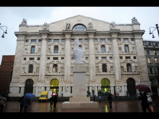 Borsa: Milano sale (+0,45%), sprint si Banco Bpm e Unicredit, cede Mps