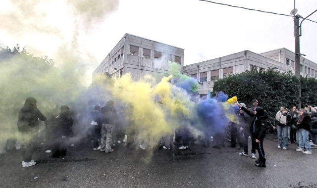 Studenti in protesta davanti all’istituto (foto Domenico Ghiotto)