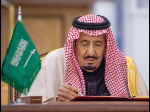 Il re saudita Salman lascia l'ospedale dopo esami medici rassicuranti