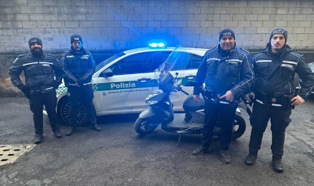 Gli agenti di Caronno Pertusella con il motorino donato alla Polizia locale