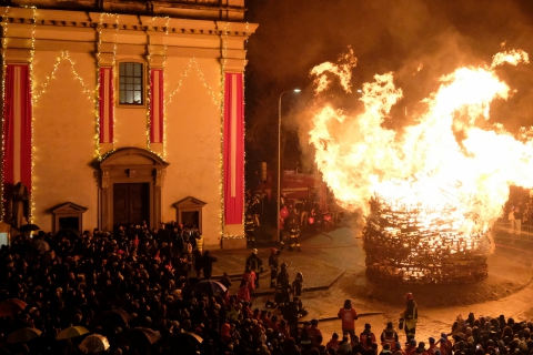 In cinquemila al falò che brucia la paura