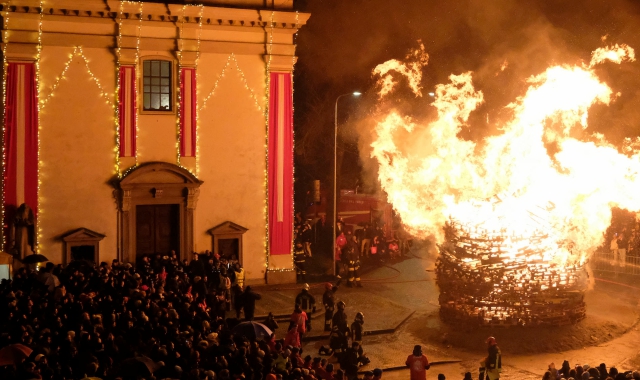 Nelle foto di Angelo Puricelli e Stefano Benvegnù le fasi salienti dell’accensione del falò  a Varese
