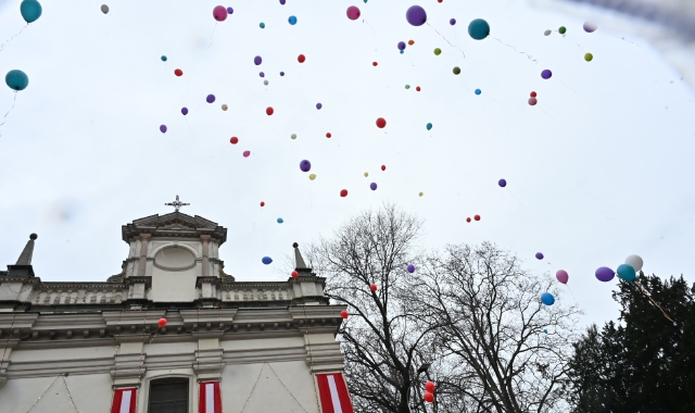 La preparazione dei palloncini con bigliettino che verranno liberati in cielo dal sagrato della Motta  (foto Angelo Puricelli)