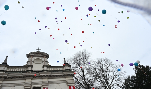 I primi palloncini saliti in cielo  (foto Angelo Puricelli)