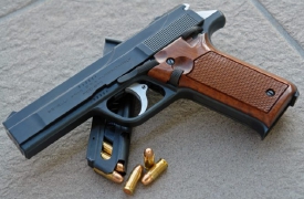 Minaccia il vicino con la pistola giocattolo