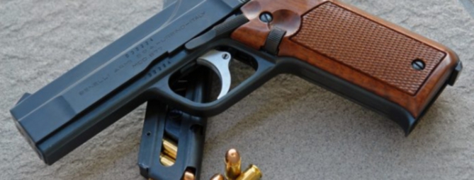 Minaccia il vicino con la pistola giocattolo