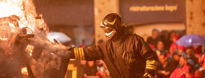 Tg Prealpina, la carica del falò che brucia la paura