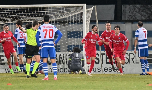 L’esultanza dei giocatori della Giana Erminio dopo l’1-0 firmato da Renda (foto Domenico Ghiotto)