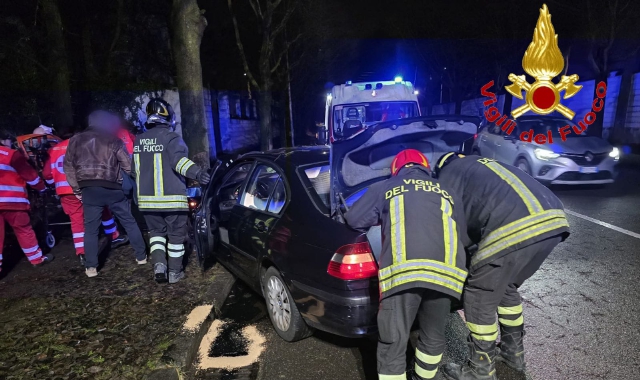 Auto contro albero, ferito 56enne