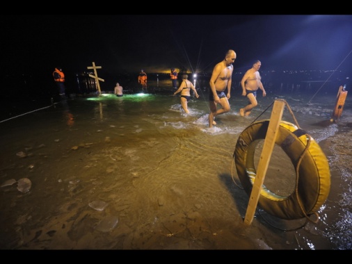 Il bagno dei militari russi per l'Epifania ortodossa