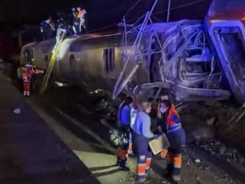 Spagna, i sopravvissuti a deragliamento 'soli e al buio circondati da persone morte'