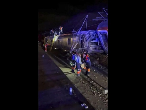Salgono a 39 le vittime del deragliamento di 2 treni in Spagna