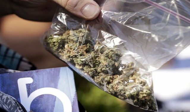 Quattro giovani di rientro da Amsterdam sono stati fermati a Verbania dalla polizia di Stato con due bustine di marijuana (foto Archivio)